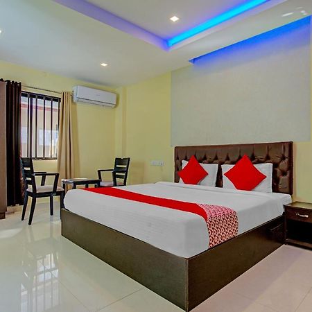 OYO Flagship 77876 Amigo Suites Kochi Exterior foto