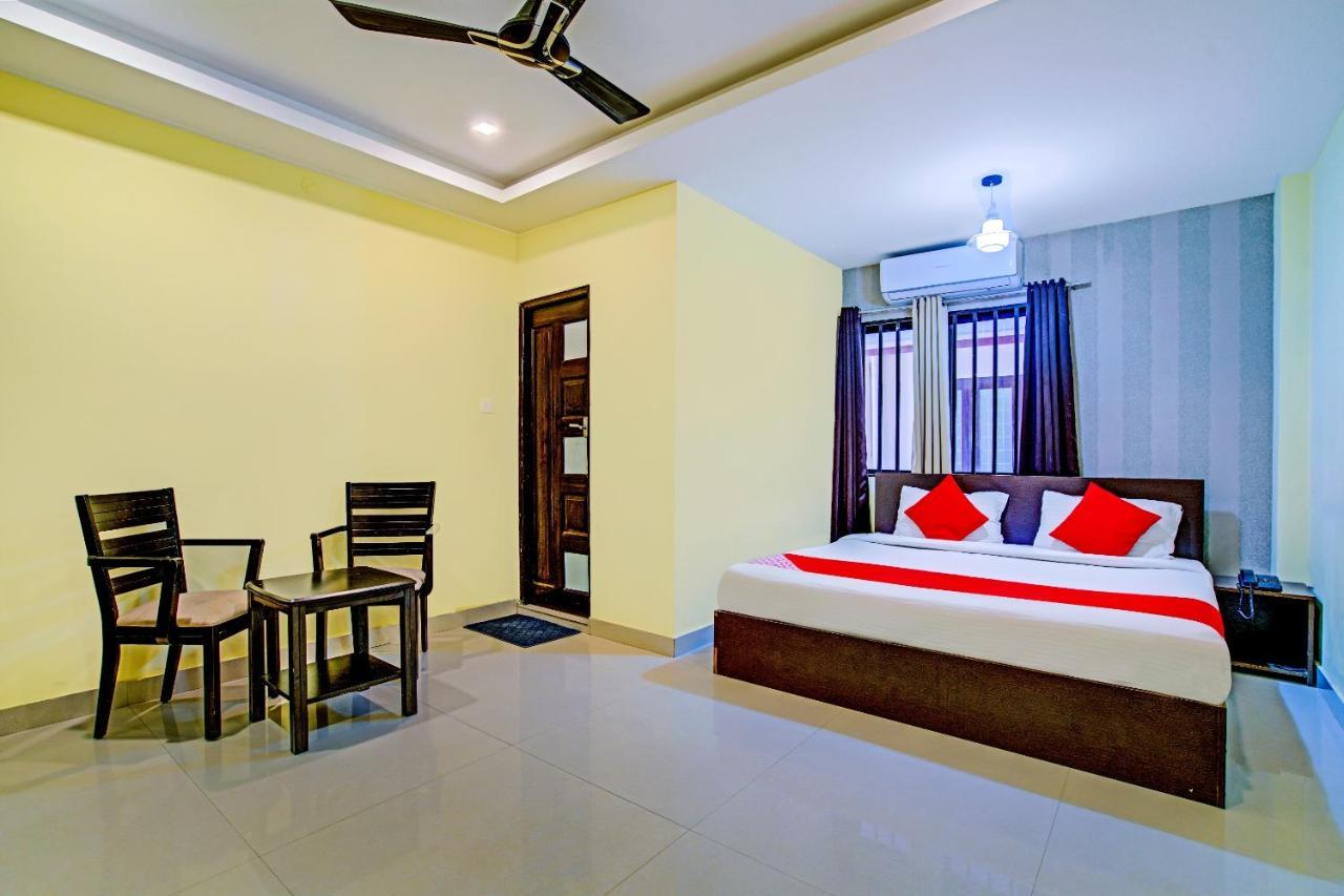 OYO Flagship 77876 Amigo Suites Kochi Exterior foto